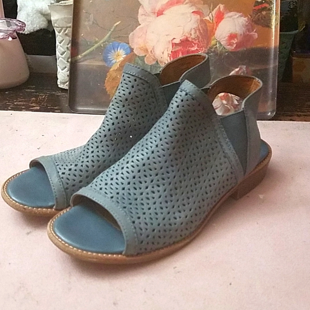 Soft sandals size 8.5